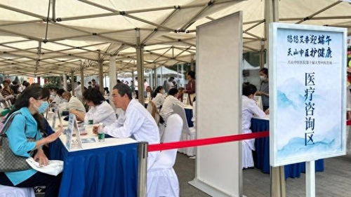 市民親手體驗制作香囊，醫(yī)院十年如一日提供大型中醫(yī)咨詢服務